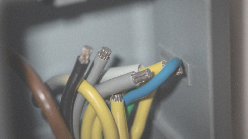 Jakie są typowe oznaczenia kolorystyczne przewodów fazowych?