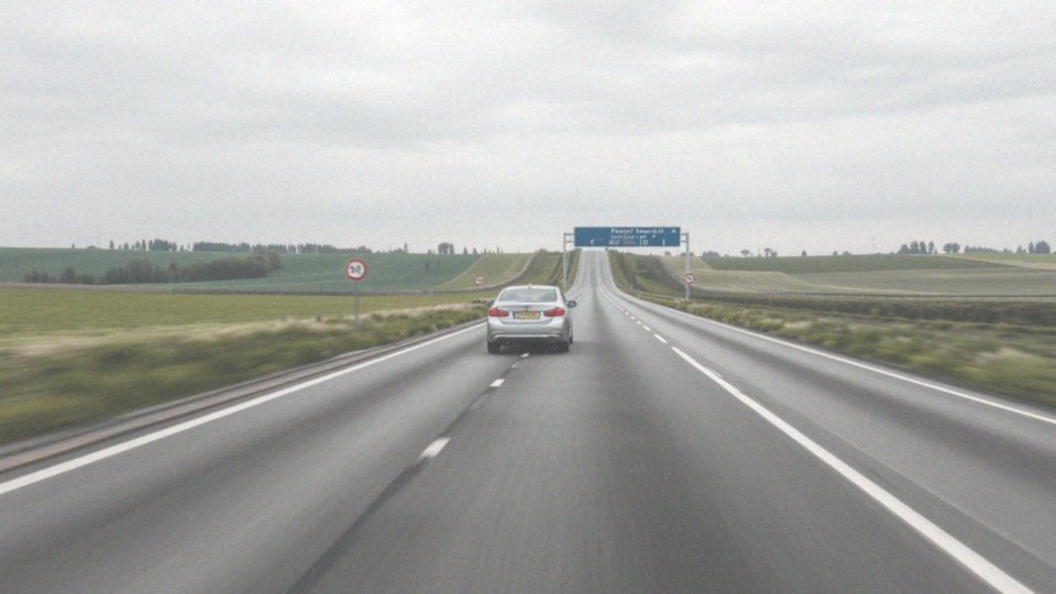 Jakie są ograniczenia prędkości na drogach ekspresowych jednojezdniowych?