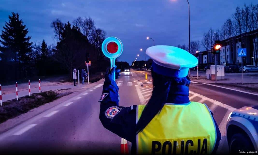 Policjanci z Malborka uratowali mężczyznę z płonącego pustostanu